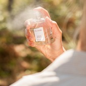 🌿 Une parenthèse de sérénité sous les orangers 🍃
Envolée de Néroli, notre Eau de Parfum BIO, vous enveloppe dans un nuage de fraîcheur et de douceur. Apaisante et 100% d'origine naturelle, ce parfum aux notes hespéridées et florales est idéal pour se reconnecter à soi et se détendre profondément. 🌸🌞

🧘‍♀️ Notes de tête vivifiantes de citron et menthe, cœur floral de néroli et jasmin, sur un fond apaisant de sauge et cèdre.

🌱 Un geste bien-être pour se recentrer en toute sérénité, à découvrir dans notre gamme parfumée respectueuse de la nature et de la peau. ✨

#ParfumBio #Acorelle #EnvoléeDeNéroli #CosmétiquesNaturels #MomentsDeBienÊtre #GreenBeauty